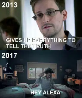 Meme, scindé en deux images superposées, dans l'image du haut on voit Edward Snowden parler, dans l'image du bas une personne sortir de son lit en s'étirant, le texte au-dessus est : 2013, gives up everythin to tell the truth, le texte en-dessous est : 2017, hey Alexa