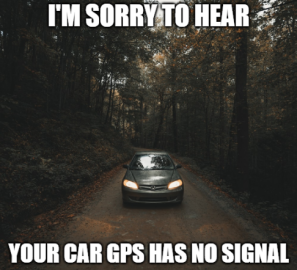 Meme avec la photo d'une voiture à l'arrêt sur un chemin forestier, texte au-dessus : I'm sorry to hear, texte en-dessous : Your car GPS has no signal