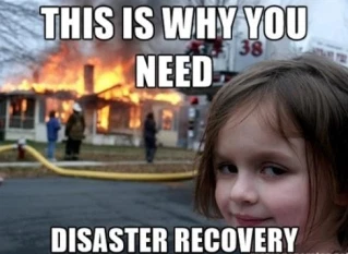 Meme, une petite fille regarde l'objectif avec un air à la fois malicieux et effrayant avec en fond une maison qui brule, le texte est : this is why you need disaster recovery