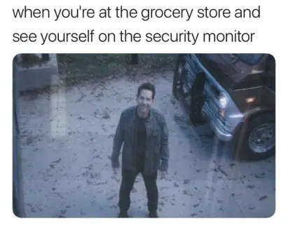 Meme, photo prise à partir d'une caméra de sécurité d'une personne en train de sourire à la caméra, avec le texte au-dessus : when you're at the grocery store and see yourself on the security monitor
