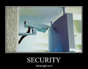 Meme avec la photo d'une caméra de sécurité dont le champ de vision est bloqué par un panneau d'information, à quelques centimètres de l'objectif, texte en-dessous : Security, we've got it tight