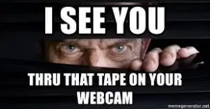 Meme, un homme regarde à travers un store en écartant les lames, texte au-dessus : I see you, texte en-dessous : Thru that tape on your webcam