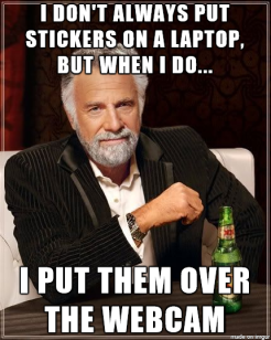 Meme l'homme le plus intéressant du monde, le texte au-dessus est : I don't always put stickers on a laptop, but when I do..., le texte en-dessous est : I put them over the webcam