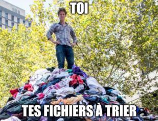 Meme, un homme est debout sur un énorme pile de vêtements, le texte est : toi, tes fichiers à trier