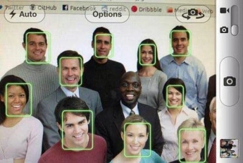 Visualisation d'un groupe de personnes dans l'application Photo d'un iPhone avec la reconnaissance automatique des visages, entourés dans un cadre vert
