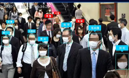 Interface d'un logiciel de reconnaissance faciale où l'on voit un groupe de personnes portant des masques avec leurs visages encadrés et leur nom indiqué au-dessus