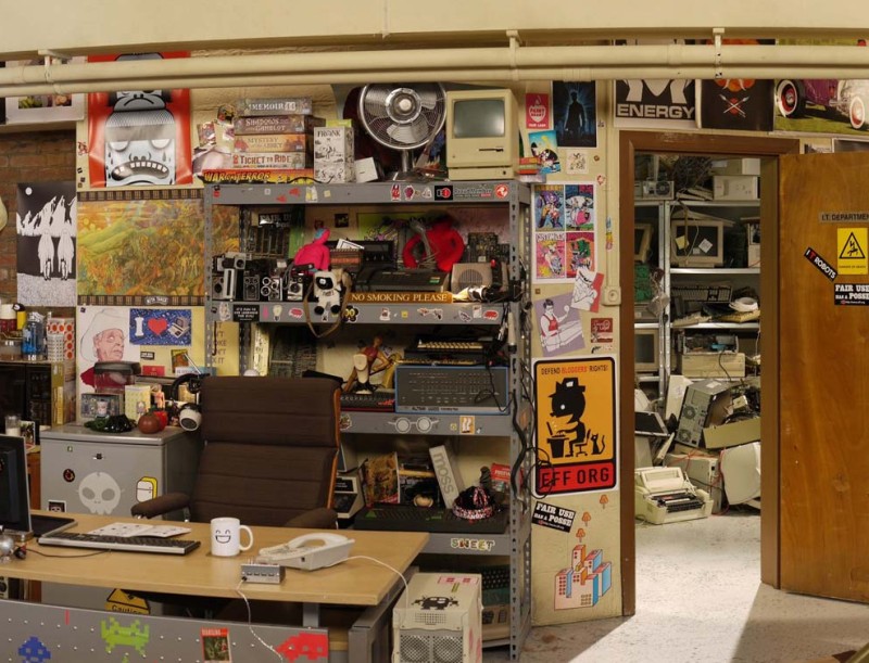 Bureau en bordel du support informatique dans la série The IT Crowd